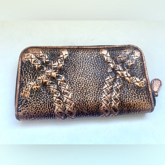 BOTTEGA VENETA
Metallic Intrecciato Zip Wallet Intrecciato Weave - Picture 6 of 11